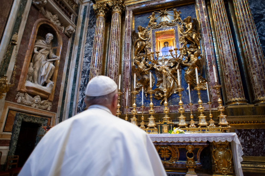Pave Frans ber foran ikonet av Jomfru Maria i Santa Maria Maggiore