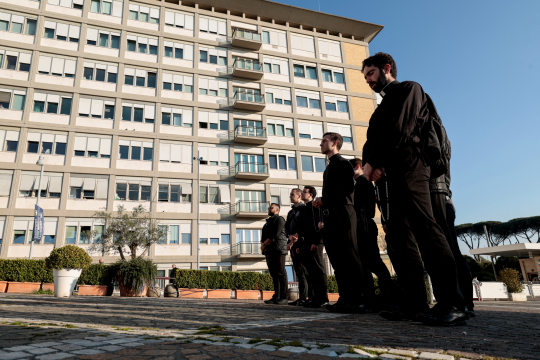 En gruppe prester ber utenfor Gemelli-sykehuset i Roma