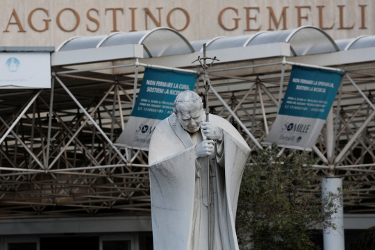 Statue av pave Johannes Paul II utenfor sykehuset Gemelli i Roma