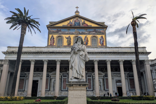 Paulus-statuen utenfor Paulus-basilikaen i Roma
