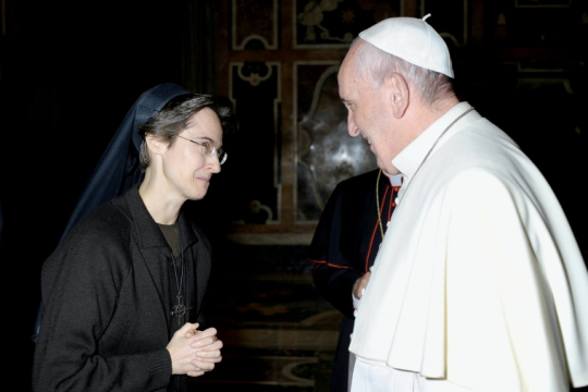 Sr. Raffaella Petrini hilser på pave Frans