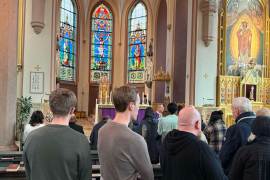 Troende går frem for å motta askekors i pannen under en askeonsdagsmesse i St. Olav domkirke i Oslo