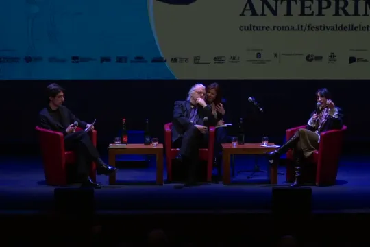 Jon Fosse sitter i stol og lytter under en litteraturfestival i Roma