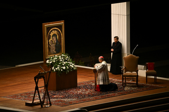 Kardinal kneler foran et bilde av Jomfru Maria og Jesusbarnet på Petersplassen