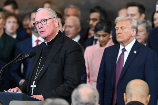 Kardinal Dolan taler mens president Trump og andre står og lytter