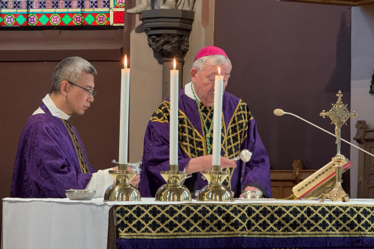 Biskop Bernt Eidsvig stenker vievann over aske under en messe i St. Olav domkirke i Oslo
