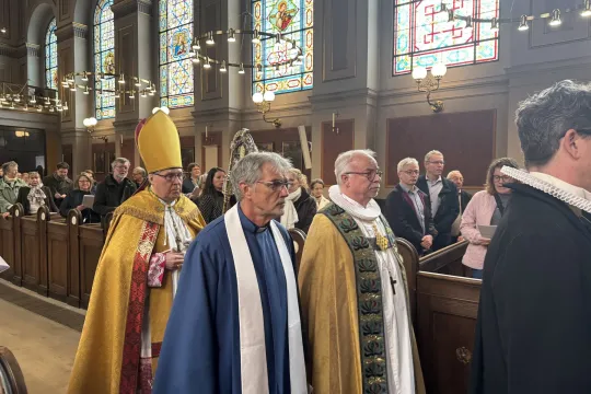 Biskop Czeslaw Kozon og representanter for protestantiske kirkesamfunn går i prosesjon i St. Ansgars kirke