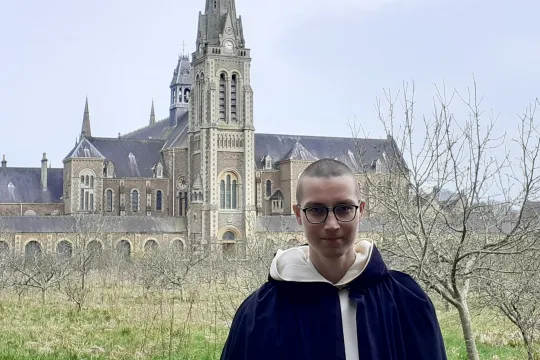 Portrett av Isak Ailu Pulk Eira i frukthaven foran St. Hugh’s Charterhouse i England. 