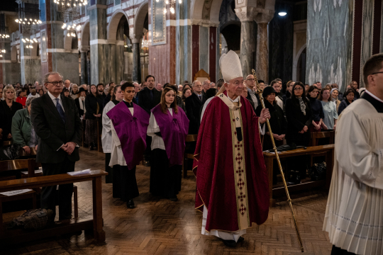 Kardinal Nichols med bispestav og mitra går i prosesjon i Westminster Cathedral