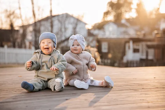 Portrett av Pippi og Noen på en terrasse. 