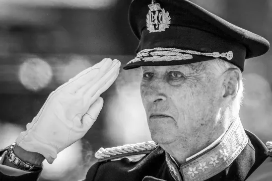 Kong Harald gjør hilsen. 