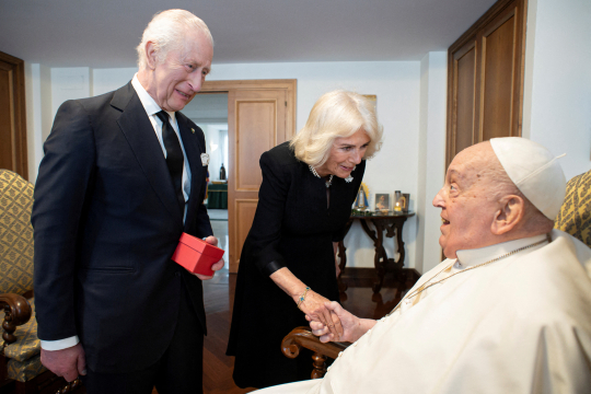 Pave Frans hilser på kong Charles III og dronning Camilla