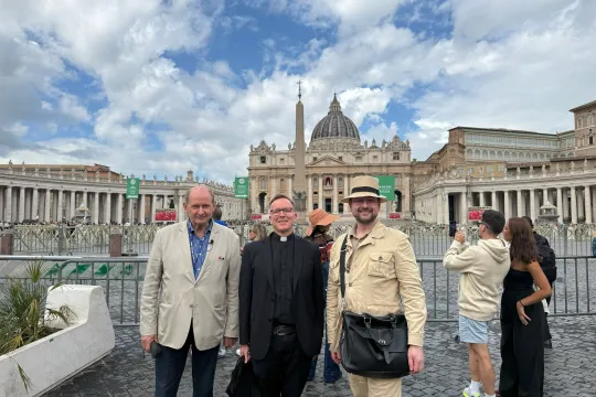 Arnt Stefansen, p. Pål Bratbak og Petter Stocke-Nicolaisen foran Peterskirken i Vatikanet