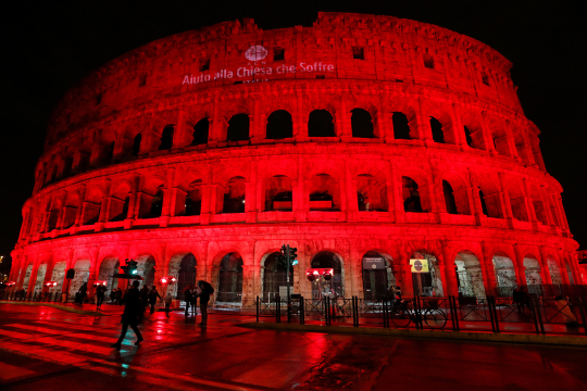 Colosseum i Roma lyst opp i rødt