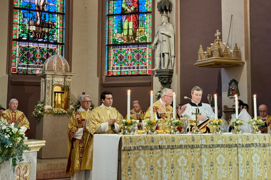 Diakon Mathias Ledum under messe med kardinal Pietro Parolin i St. Olav domkirke i Oslo
