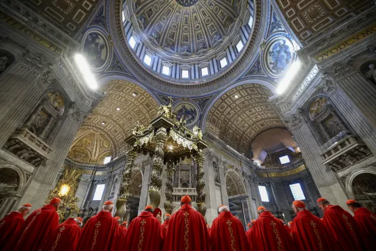 Kardinaler feirer messe i Peterskirken, sett mot pavealteret