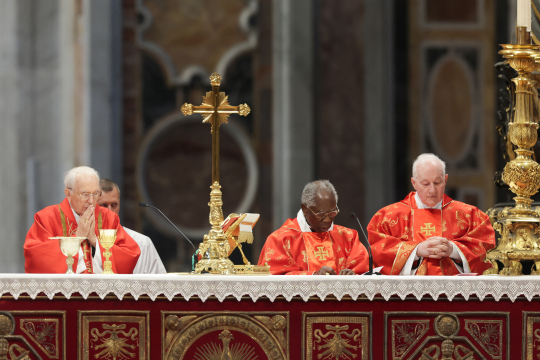 Kardinaler feirer messe ved alteret i Peterskirken