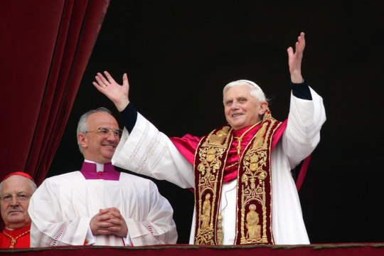 Pave Benedikt XVI hilser fra Peterskirkens balkong