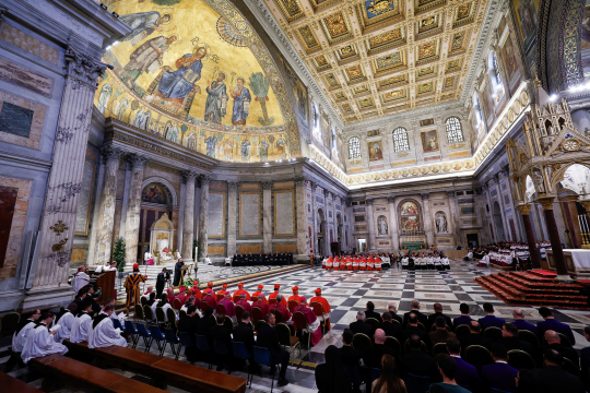 Mennesker samlet i Paulusbasilikaen i Roma for å lytte til pave Leo