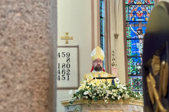 Biskop Fredrik Hansen preker i St. Olav domkirke, Oslo. 