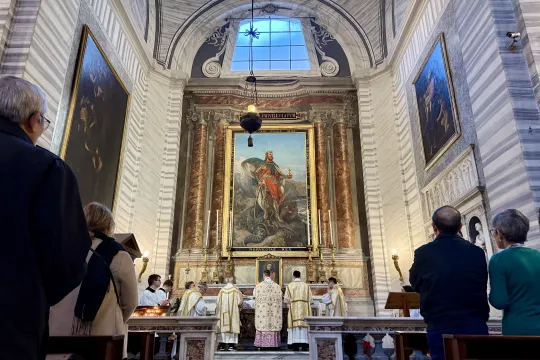 Biskop Fredrik Hansen feirer messe foran Olavsalteret i San Carlo al Corso-kirken 29. januar 2025 under Den nordiske valfart i Jubelåret 2025. 