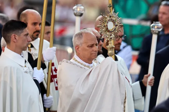 Pave Leo XIV holder monstransen i en Corpus Christi-prosesjon