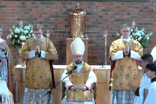 Biskop Hansen preker i St. Johannes kirke