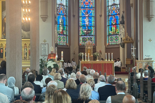 Biskop Fredrik Hansen holder preken under en messe i St. Olav domkirke i Oslo