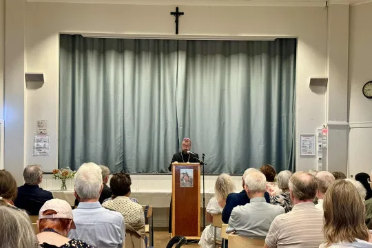 Biskop Fredrik Hansen holder foredrag i menighetssalen ved St. Olav domkirke, Oslo