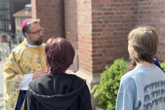 Biskop Fredrik Hansen og unge mennesker