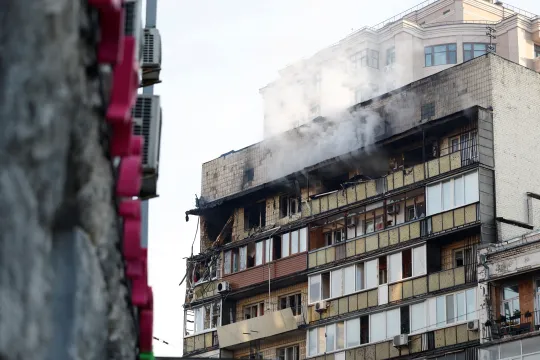 Røyk fra en skadet leilighetsbygning i Ukraina