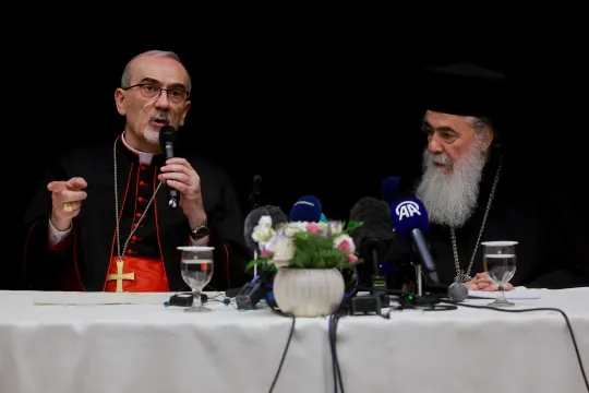 Kardinal Pizzaballa og patriark Theofilos III under en pressekonferanse