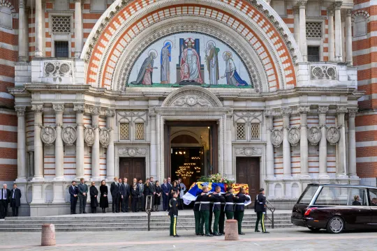 Kongelig kiste bæres utenfor Westminster Cathedral