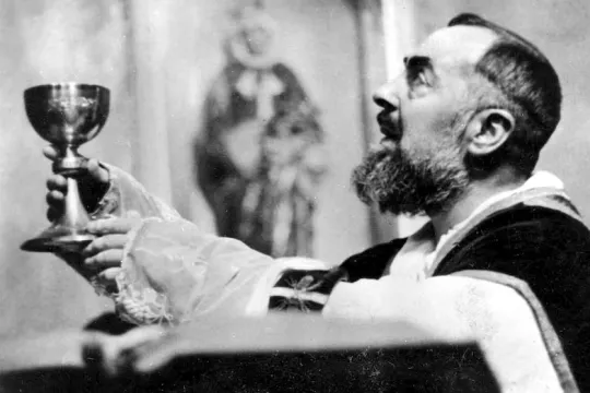 Fotografi av Padre Pio som feirer messe