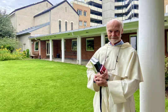 P. Arne Fjeld utenfor St. Dominikus kloster