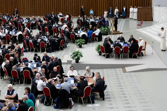 Deltakere under synoden om synodalitet i Paul VI-salen