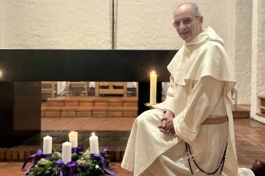  P. Didier Pentecôte foran alteret i St. Dominikus kirke 