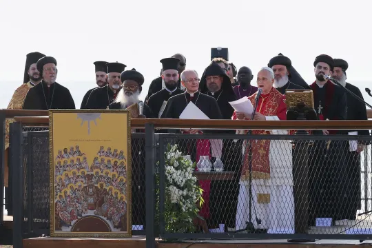 Pave Leo XIV, patriark Bartolomeus I og andre står sammen