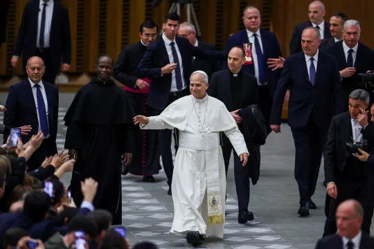 Pave Leo XIV hilser idet han ankommer Paul VI-salen