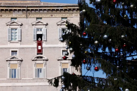 Pave Leo XIV leder angelusbønn fra vinduet i Det apostoliske palass