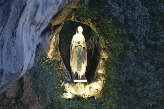 Statuen av Vår Frue i grotten i Lourdes