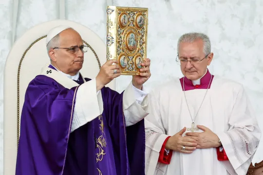 Pave Leo XIV holder evangelieboken under en messe