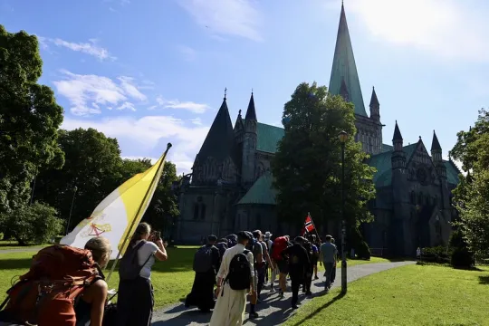 Unge katolikker på pilegrimsvandring ved Nidarosdomen i 2023. 