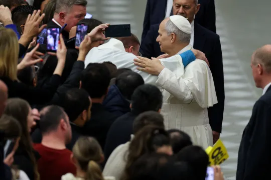Pave Leo XIV omfavner en person under en generalaudiens i Paul VI-salen