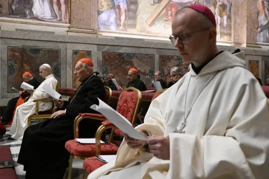 Biskop Erik Varden, pave Leo XIV og kardinaler ber sammen