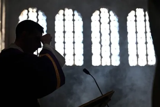 Bønn. Foto: Vatican Media