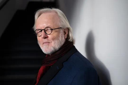 Portrett av prof. Øivind Varkøy ute en høstdag.  