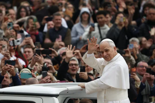 Pave Leo XIV vinker fra pavebilen på Petersplassen