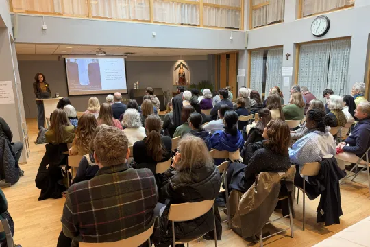 Mariagårdens storsal fylt av deltakere på sosiallæreseminaret