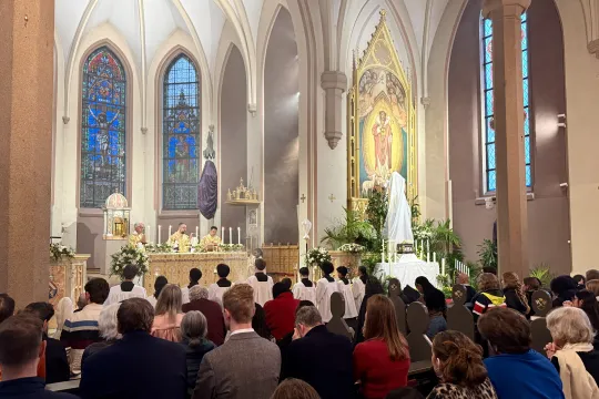 Biskop Fredrik Hansen preker under skjærtorsdagsmessen 2026. 